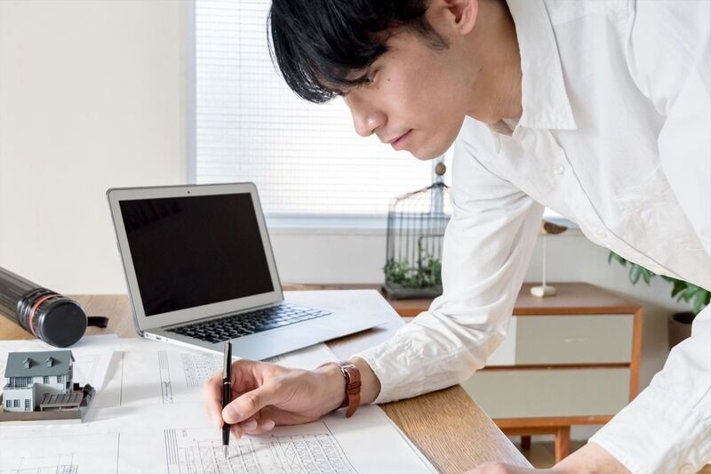 製図する設計士